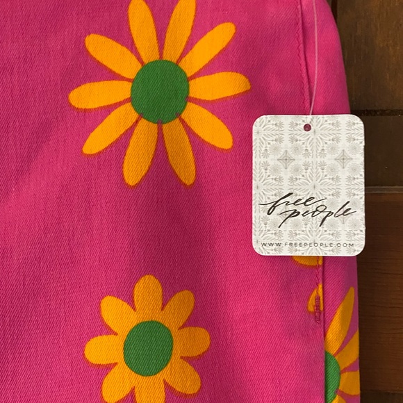 NWT Free People Youthquake Printed Crop Flare Jeans in Lipstick combo sz. 29 - Picture 3 of 4